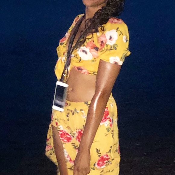 Cropped Flowy Tie Front Floral Top - Picture 2 of 11